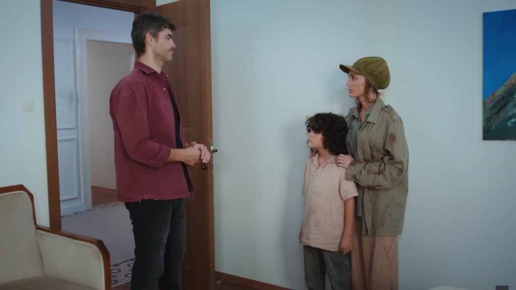 Poyraz, Yusuf i Nana w pokoju.