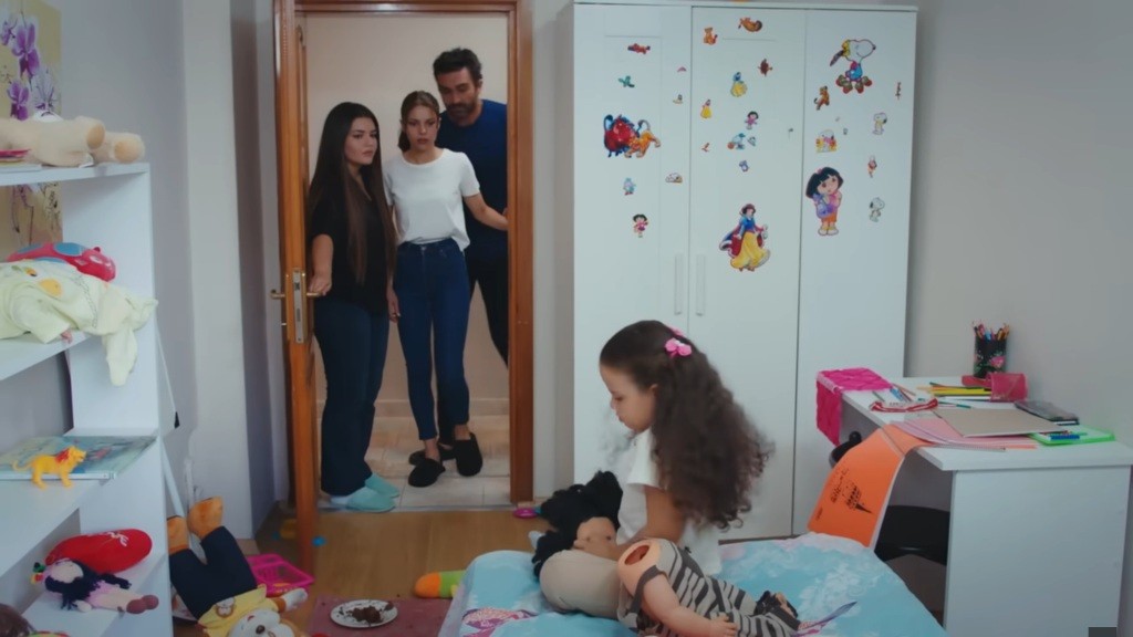 Nese, Ayse i Ferit zaglądają do pokoju Dogi, który wygląda jak po przejściu huraganu.