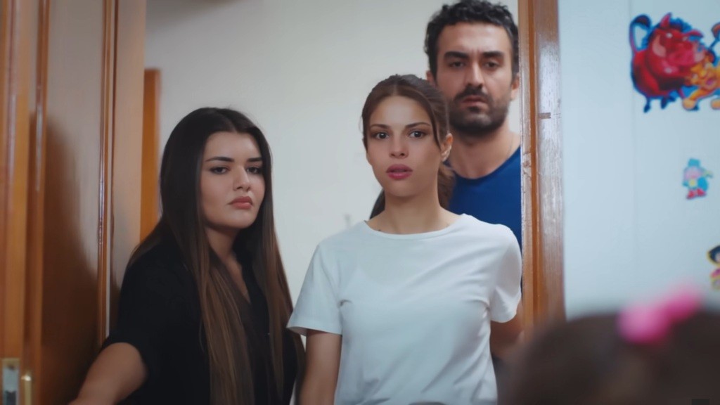 Nese, Ayse i Ferit stoją w drzwiach.