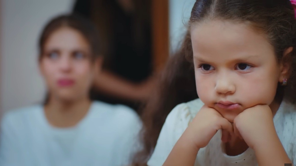 Doga opiera brodę na piąstkach.