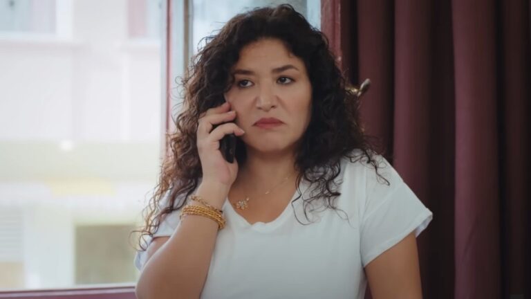 Cansel rozmawia przez telefon.