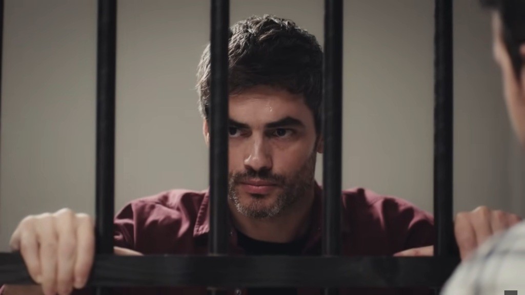 Poyraz zaciska dłonie na kratach.