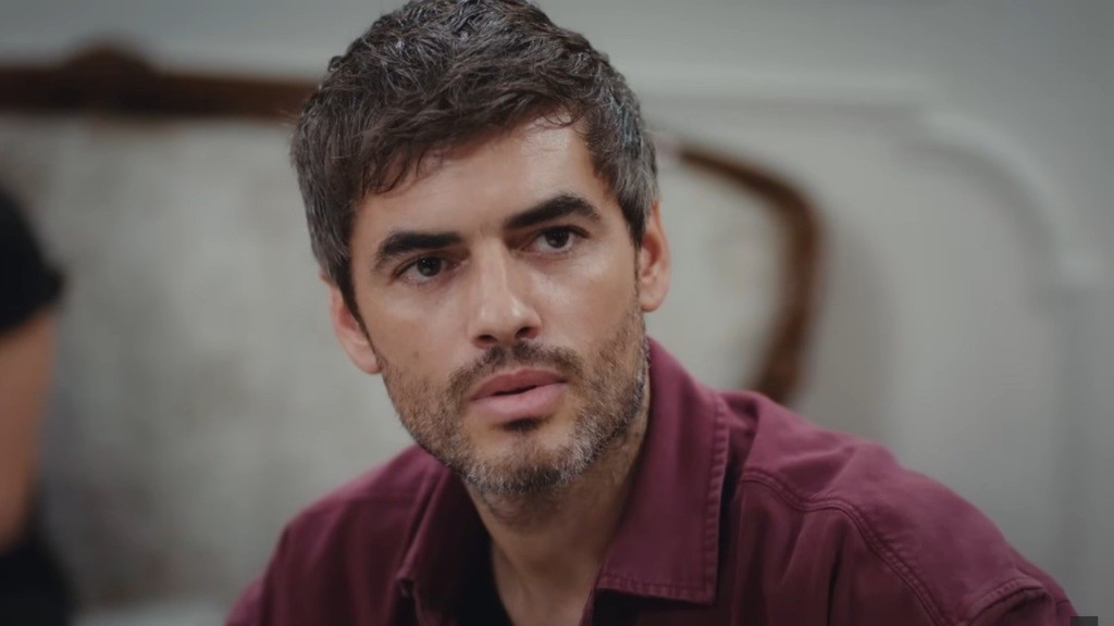 Poyraz patrzy na Nanę, będąc wyraźnie pod wrażeniem jej osoby.