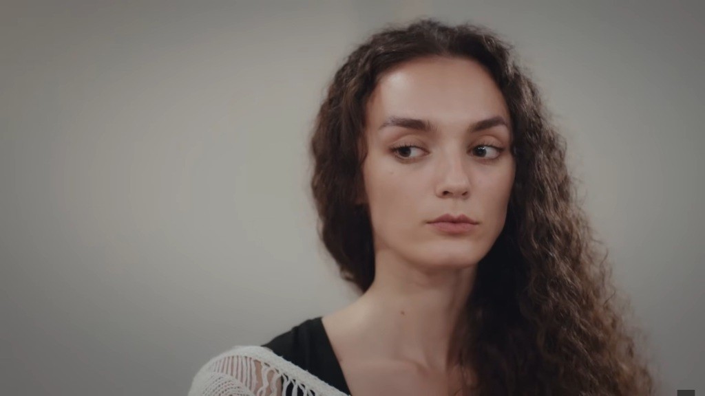 Nana patrzy poważnie.