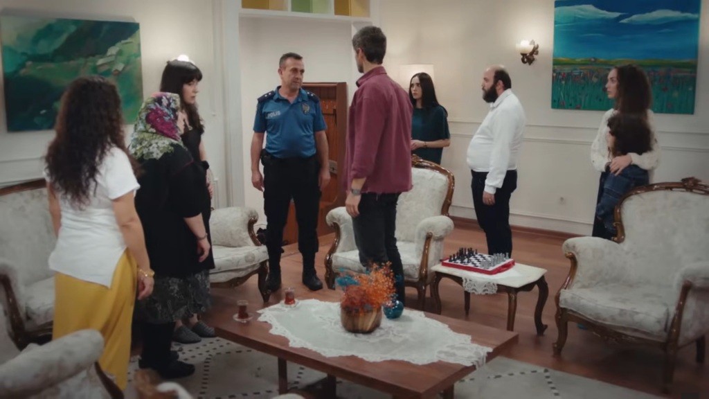 W domu Poyraza zjawia się policjant, Rustem.