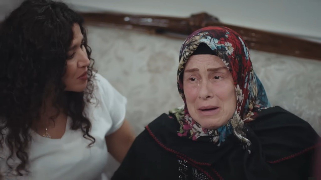 Cennet jest przerażona zatrzymaniem syna. Obok niej siedzi Cansel.