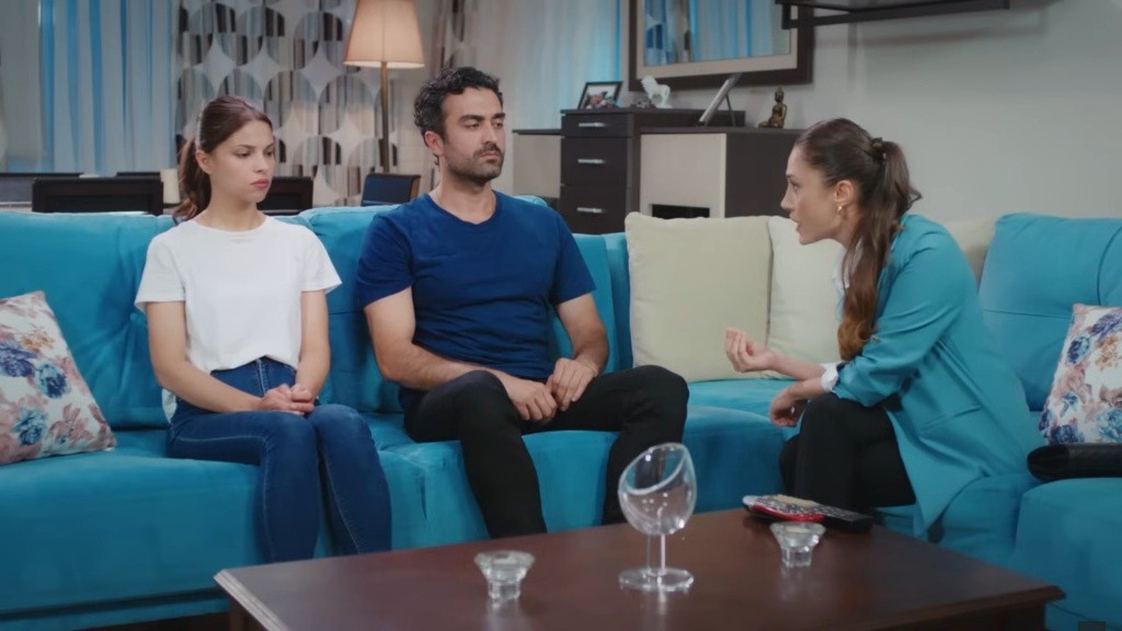 Leyla Kazanci rozmawia z Feritem i Ayse.