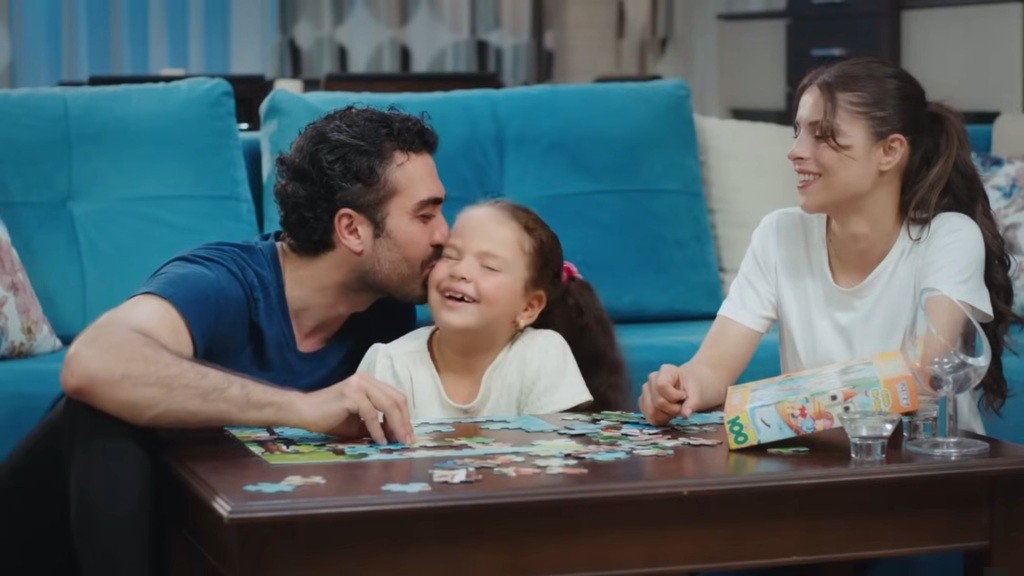 Ferit i Ayse układają puzzle, dobrze się przy tym bawiąc.