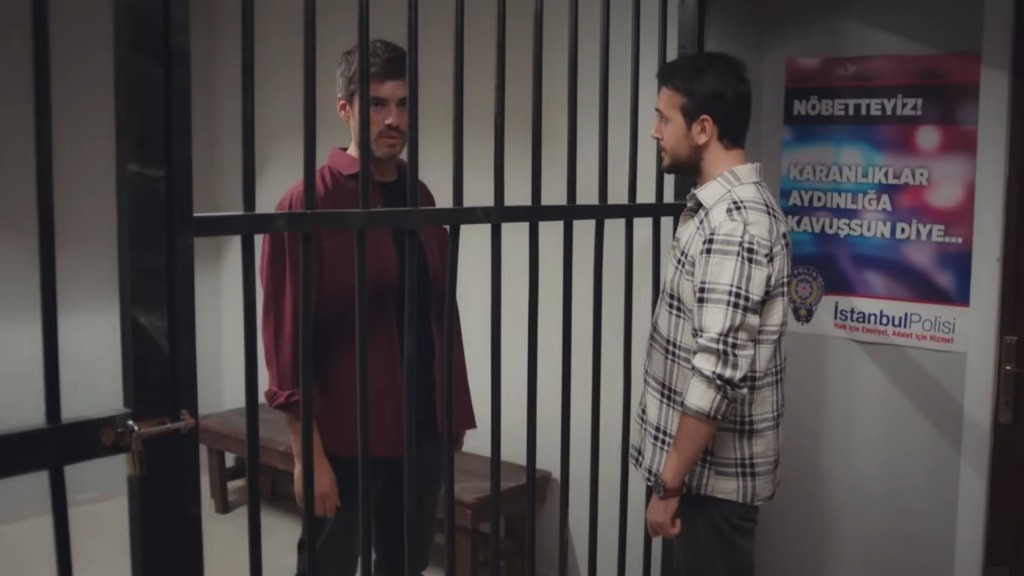 Poyraz trafia do celi. Odwiedza go Mert.