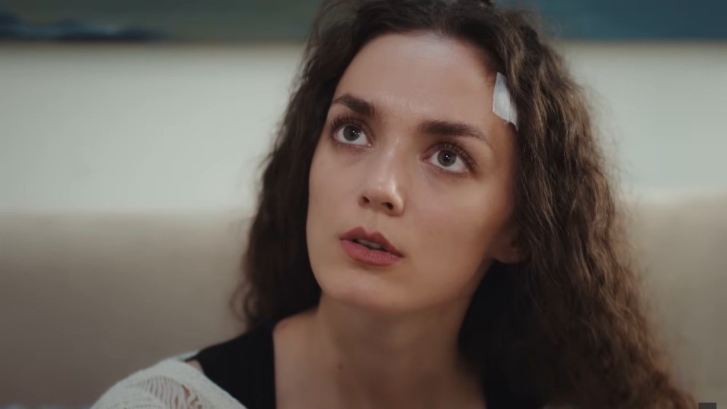 Nana podnosi wzrok, zaskoczona.