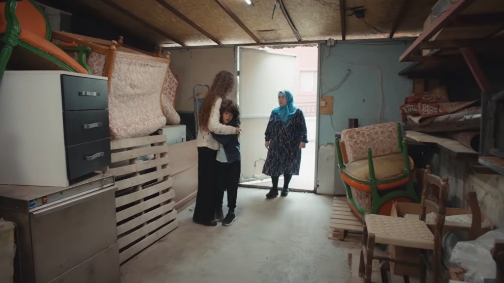 Cennet zaprowadza Yusufa i Nanę do komórki.