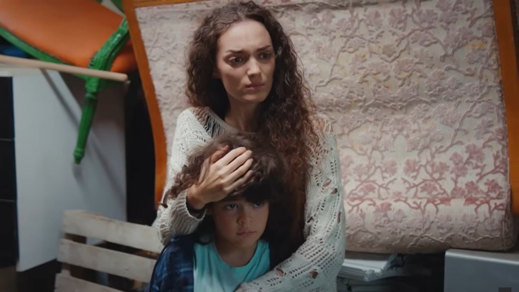 Nana obejmuje przestraszonego Yusufa.