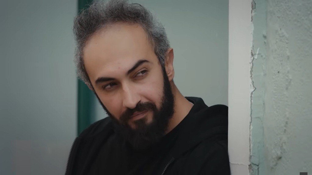 Kret obserwujący dom Poyraza.