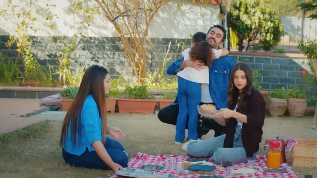 Obraz szczęśliwej rodziny: Nese, Ayse, Doga i Ferit.