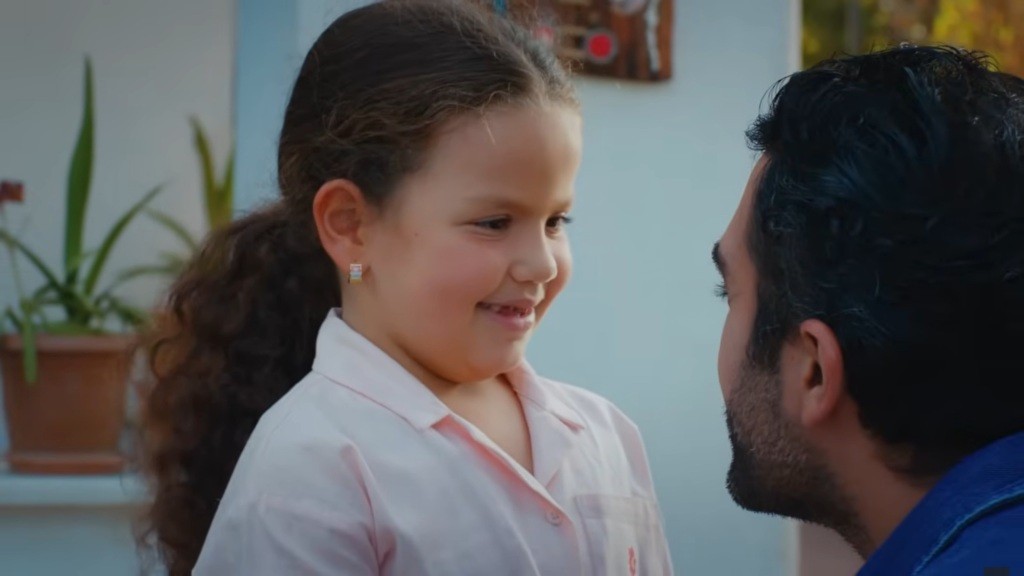 Doga uśmiecha się do Ferita.