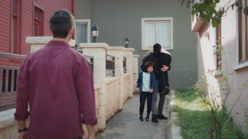 Poyraz staje na drodze zamaskowanego napastnika, który próbuje uprowadzić Yusufa i Nanę.