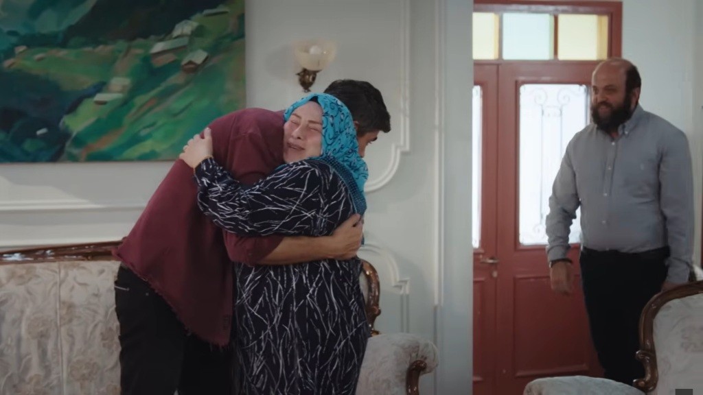 Szczęśliwa Cennet przytula Poyraza. Obok stoi Sahin.