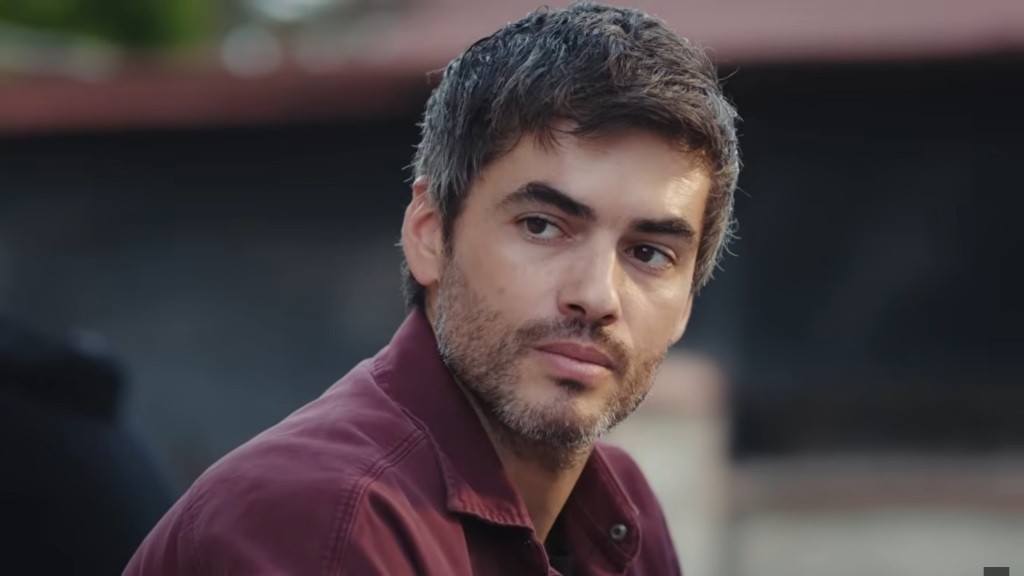 Poyraz patrzy podejrzliwie.