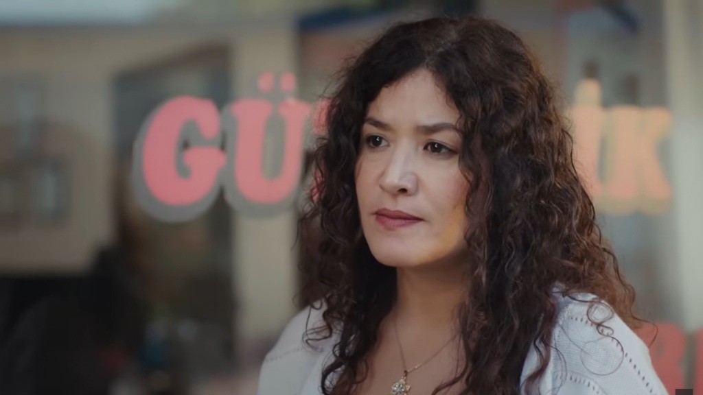 Cansel marszczy czoło gniewnie.