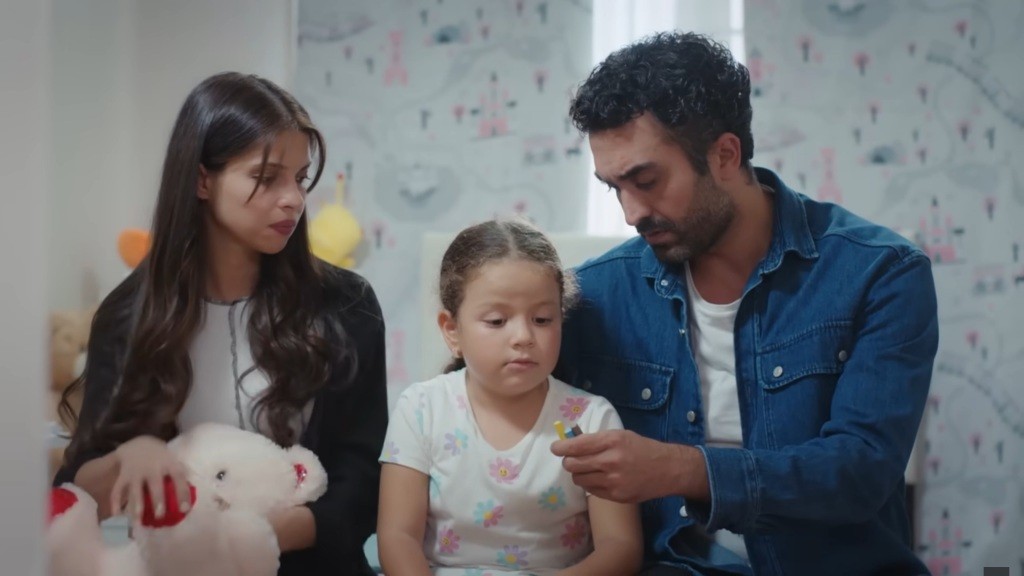 Ayse, Doga i Ferit. Ferit pokazuje córce kredki świecowe, jakie on i Ayse znaleźli pod poduszką na jej łóżku.