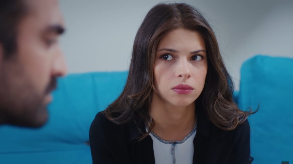 Ayse spogląda na Ferita.