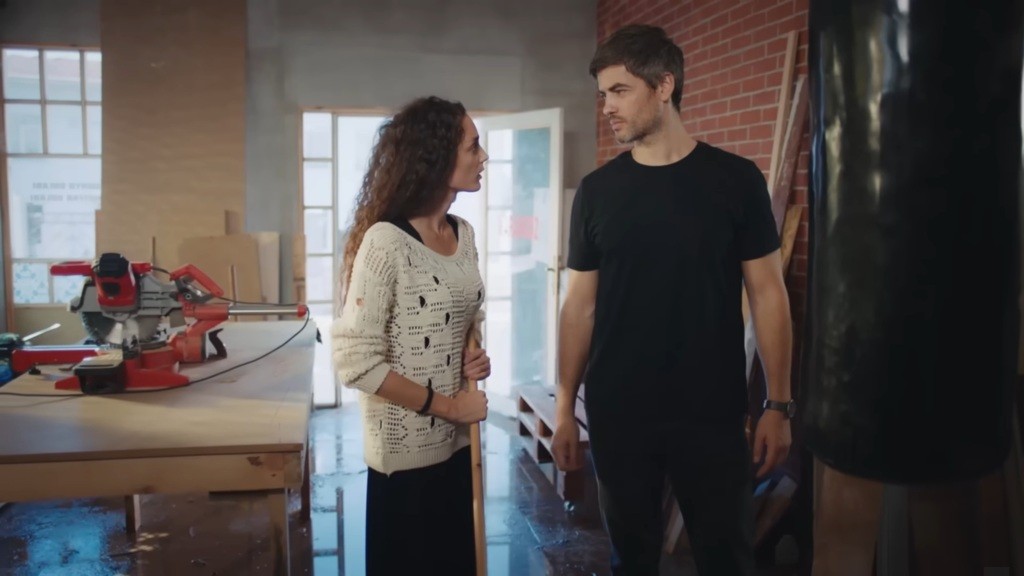 Nana i Poyraz w zalanym warsztacie.