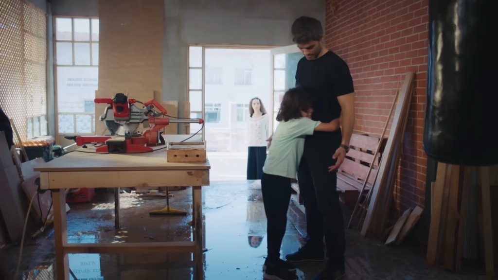 Yusuf przytula się do Poyraza w warsztacie.