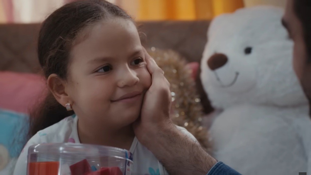 Ferit gładzi policzek córki.