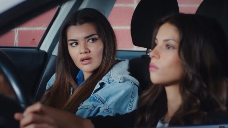 Nese i Ayse w samochodzie.