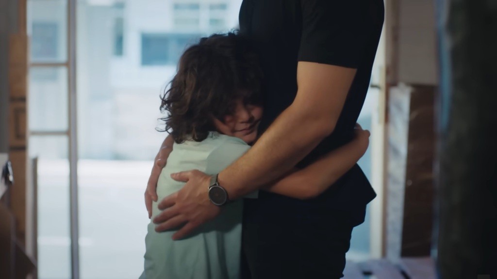 Zbliżenie na Yusufa przytulającego się do Poyraza.