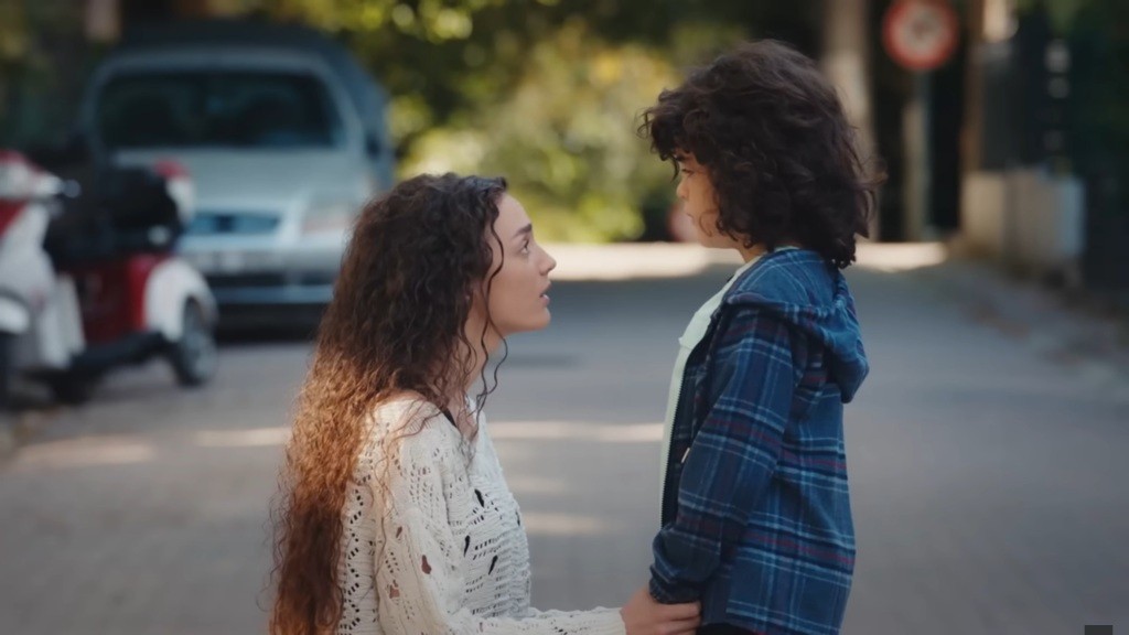 Nana kuca przed Yusufem na zewnątrz.