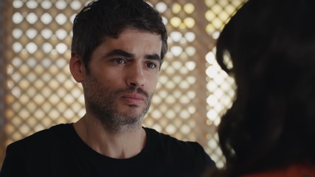 Poyraz podczas poważnej rozmowy z Sibel.