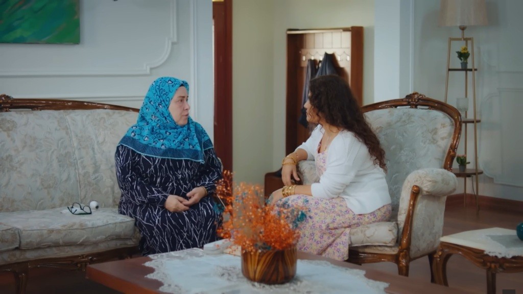 Cennet rozmawia z Cansel w salonie.