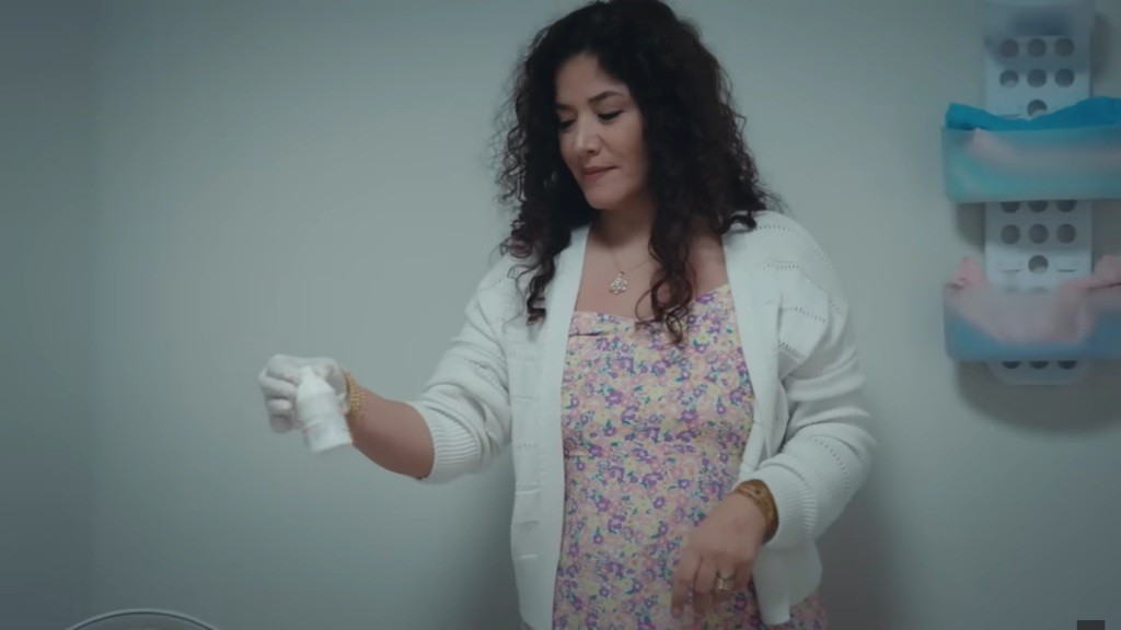 Cansel trzyma w ręku buteleczkę po wodzie utlenionej.