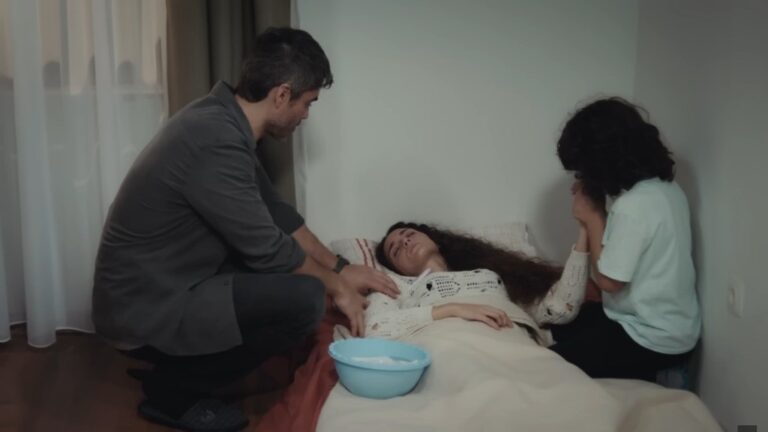 Yusuf i Poyraz przy chorej Nanie.