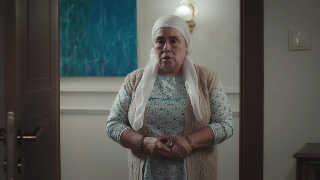 Cennet zatrzymuje się w drzwiach pokoju Nany. Wydaje się zaskoczona.