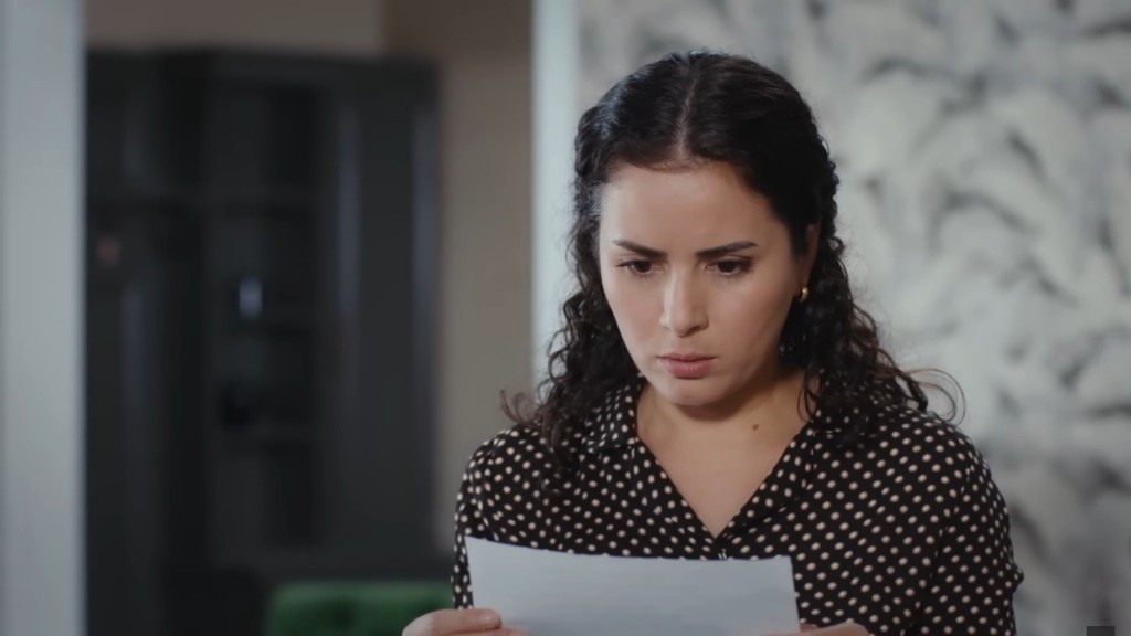 Aynur zapoznaje się z listem zostawionym przez prokuratora.