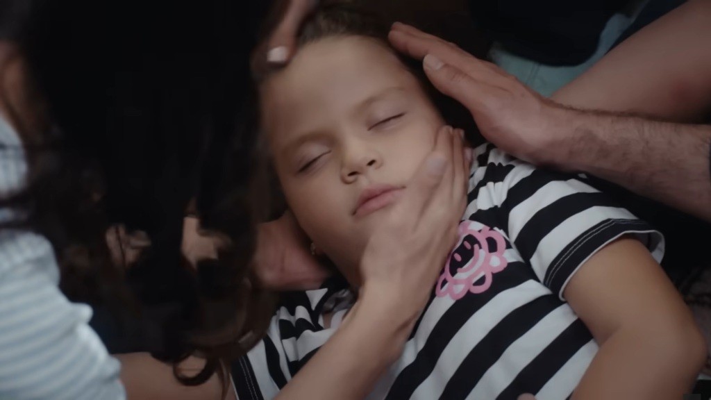 Zbliżenie na nieprzytomną Dogę.