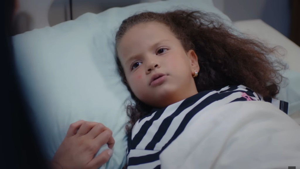 Doga leży na łóżku w szpitalu. Jest zła na rodziców.