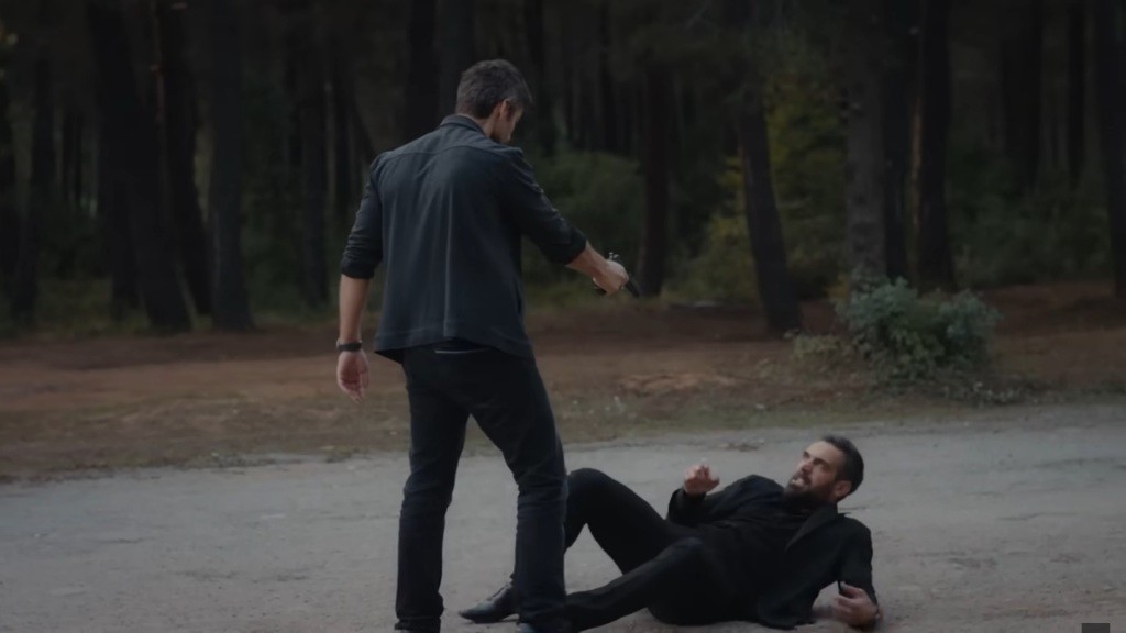 Poyraz powala Truciznę na ziemię i trzyma go na muszce.