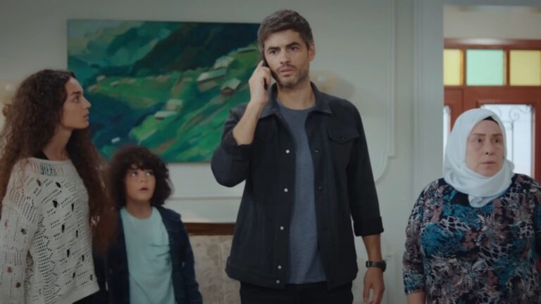 Poyraz odbiera telefon. Nana, Yusuf i Cennet stoją obok niego.