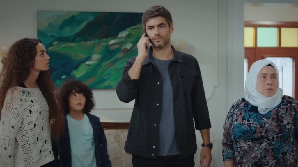 Poyraz odbiera telefon. Nana, Yusuf i Cennet stoją obok niego.