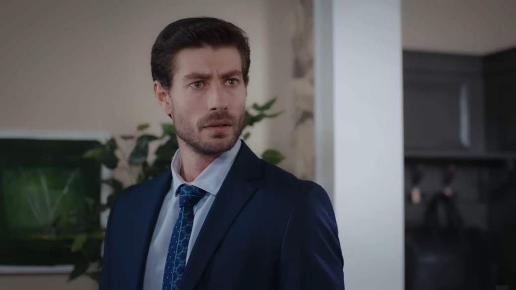 Prokurator Sinan Aysen tuż po powrocie do domu. Wydaje się zaskoczony.