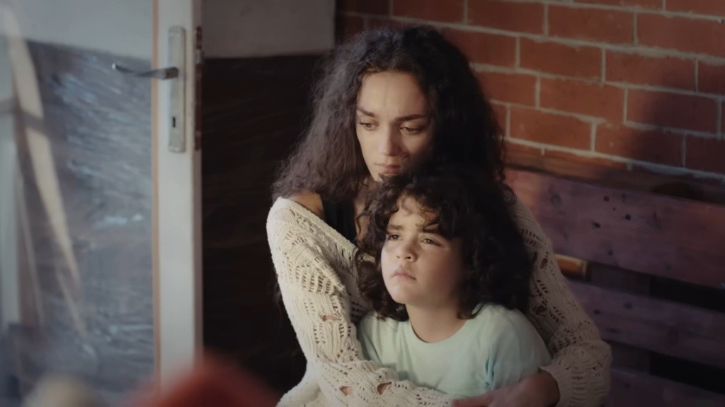 Nana obejmuje Yusufa. Oboje są smutni.