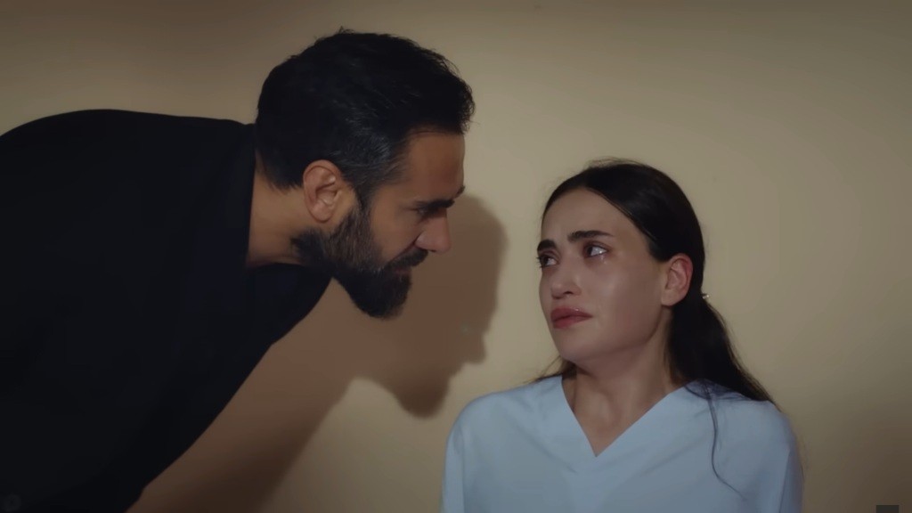 Trucizna pochyla się nad Nazli i zagląda jej w oczy.