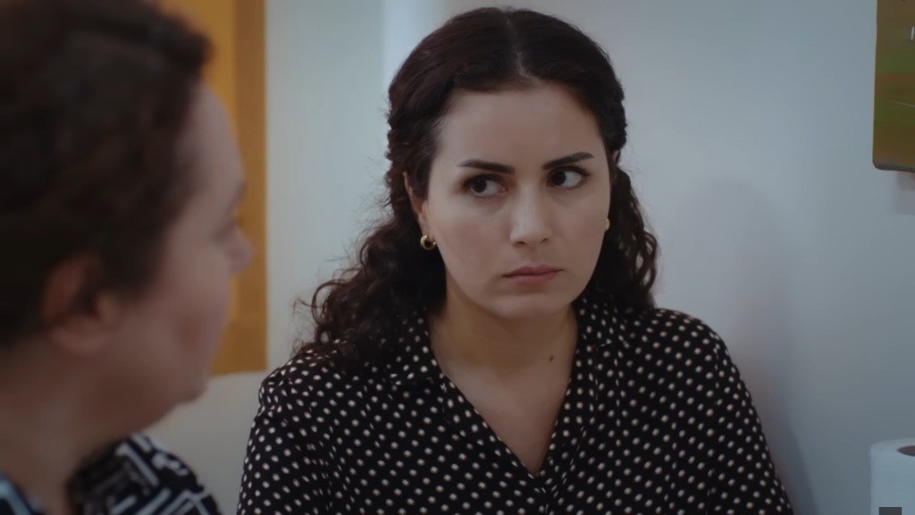 Aynur jest przygnębiona.