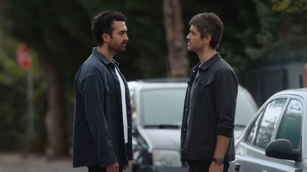 Spotkanie Ferit i Poyraza na zewnątrz.