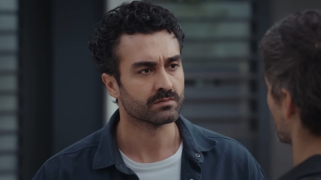 Ferit podczas spotkania z Poyrazem.