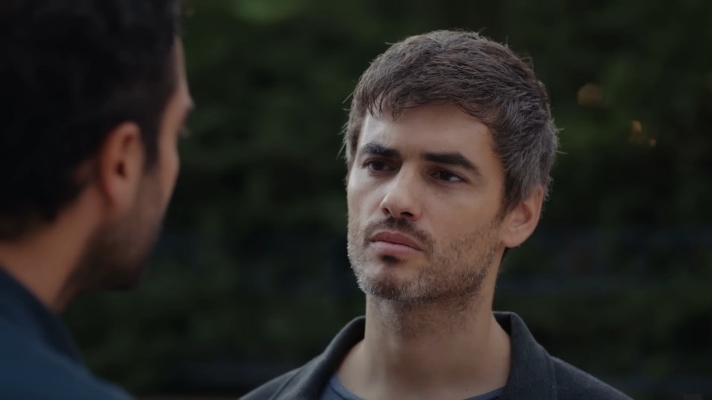 Poyraz patrzy Feritowi w oczy.