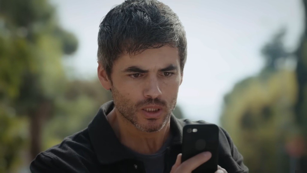 Poyraz w napięciu patrzy na ekran telefon.